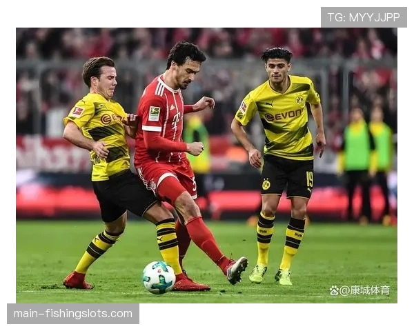 特写：看台上的哈兰德，现场观战老东家多特蒙德与拜仁的国家德比